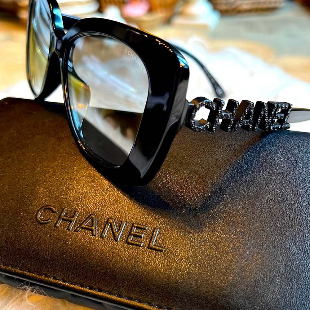 Auth CHANEL SUNGLASSES 2022 w/ Case